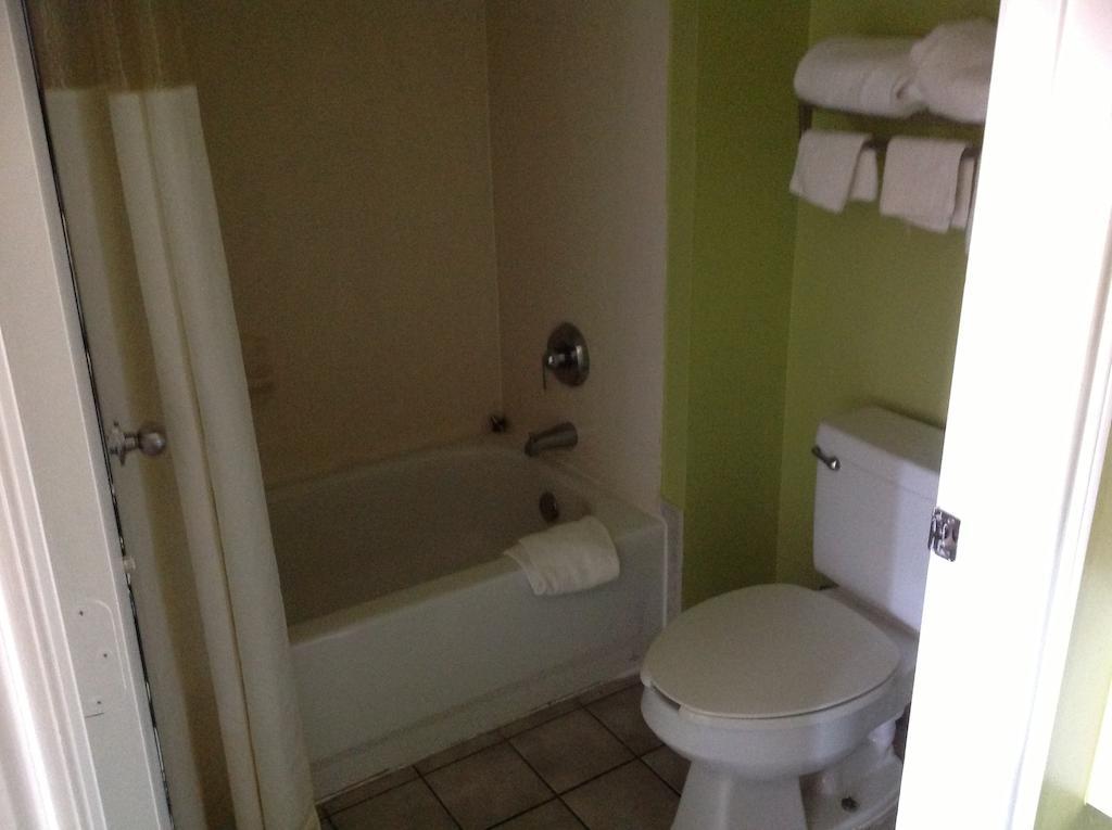 Motel Howard Johnson By Wyndham Near Lone Star Park